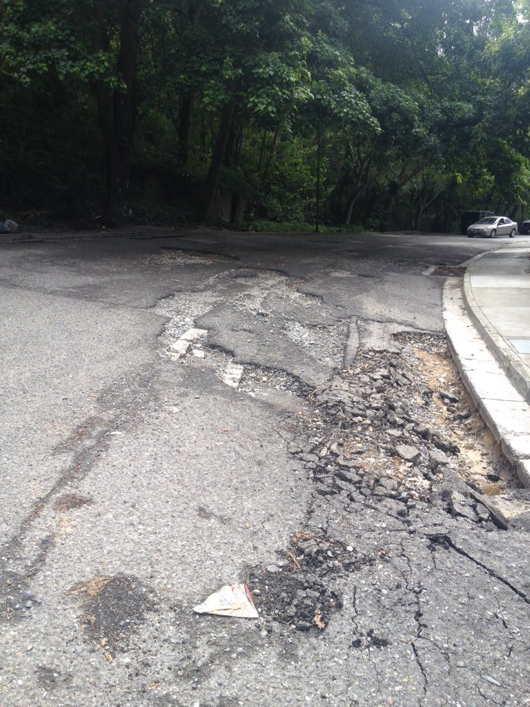 lgvivas's tweet image. Ya los carros no pasan por este #MegaCrater @HatilloAtiende @ElHatillo @HuecoHatillo. Por Favor reparar!!!