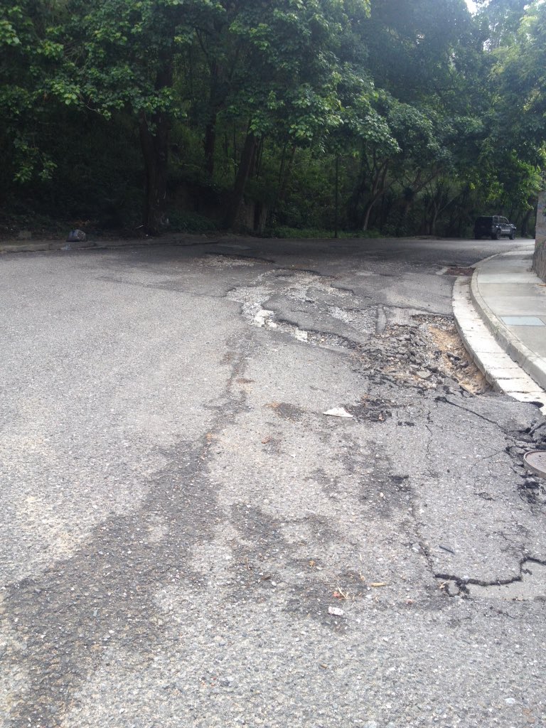 lgvivas's tweet image. Ya los carros no pasan por este #MegaCrater @HatilloAtiende @ElHatillo @HuecoHatillo. Por Favor reparar!!!