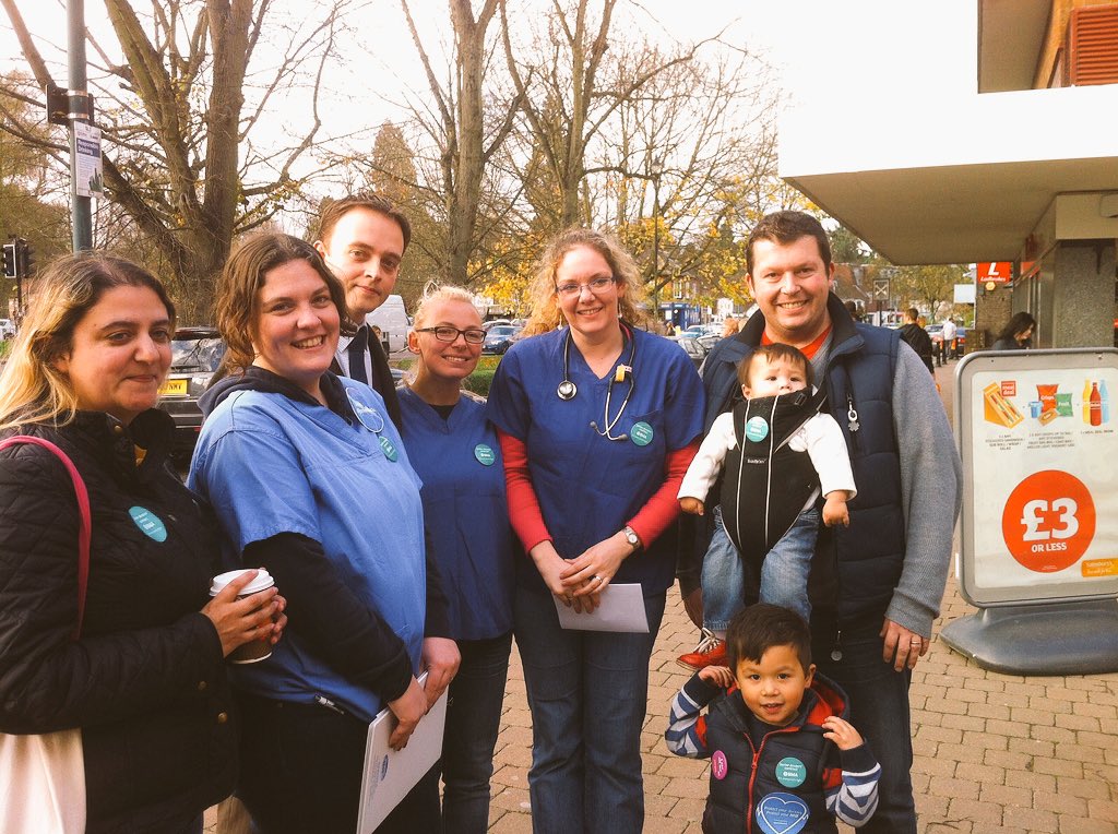 emhoogenboom's tweet photo. #meetthedrs Harpenden! Successful event, great chat to the crowds, lors of support for #juniordoctors 👍🏻🎈📩 #yesyes https://t.co/bqlYwRabga