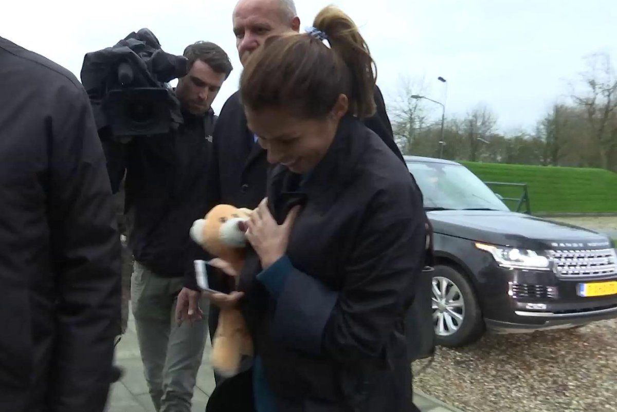 prive_nl's tweet photo. Video: Sabia Engizek verbergt 'babybuik' in Amsterdam https://t.co/bljKxkUNvk https://t.co/um5CiSsRRr