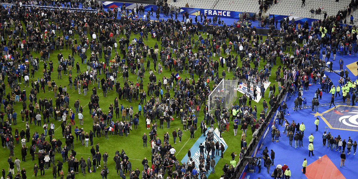 Europe1's tweet photo. Attentats de Paris : le speaker du stade de France raconte https://t.co/IOksxXCxZi https://t.co/Oz3SbedKz2