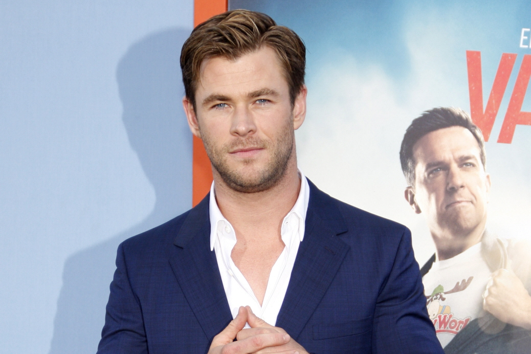 prive_nl's tweet photo. Video: Chris Hemsworth overspoeld met 'dates' na zijn oproep https://t.co/KcBgPTvW9v https://t.co/d01HBSp2Qp