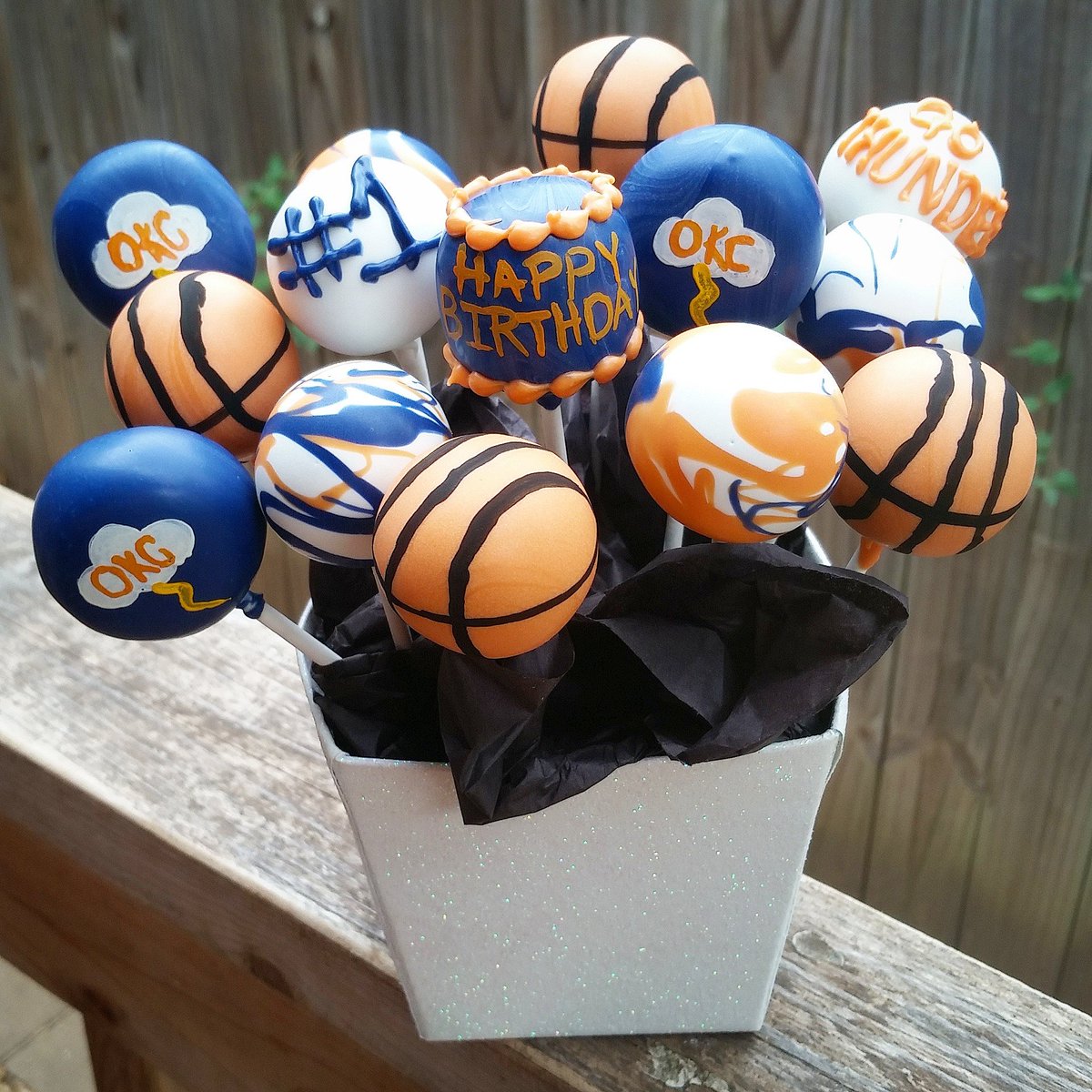 danielleh1624's tweet photo. Oklahoma City thunder cake pops!  #cakebydani #thunderup #okcthunder https://t.co/WJ18iBZJn8