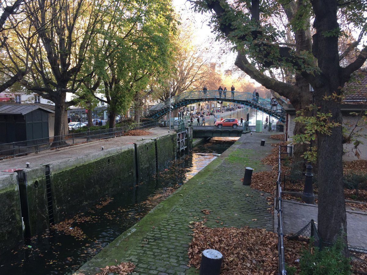 ParentsAqueduc's tweet photo. @RemiFeraud Les jardins sont fermés, les quais sont ouverts mais les rues sont noires de monde. le Xe est vivant. https://t.co/3Qg1zLIM08