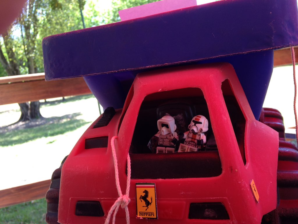 Se viene la Carrera Autitos a Piolín 2015.
El team de Autoblog ("Lasaña de Nürburgring") pasó Verificación Técnica.