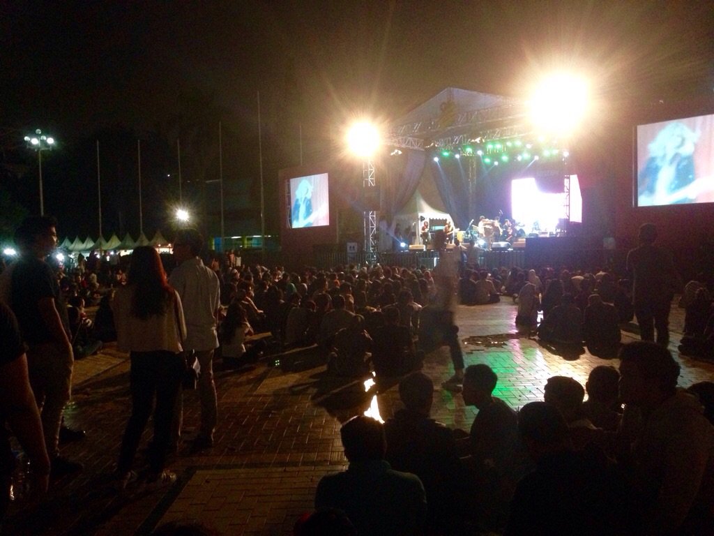 Yuk ke Plaza Barat Senayan! Sebentar lagi perform <a href="/BAIMGBS/">BAIMGBS</a>🎸 makin ma.... tmi.me/1fag3X