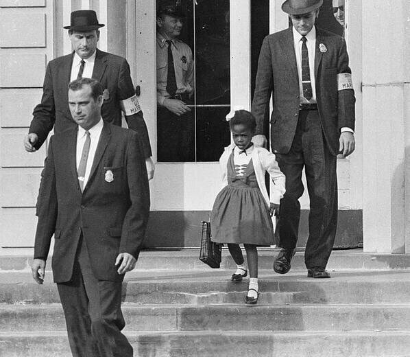 Foto_Historia's tweet photo. Ruby Bridges, primera afroamericana en asistir a una escuela primaria para blancos, USA, 14 de noviembre, 1960 https://t.co/P0xElduaib
