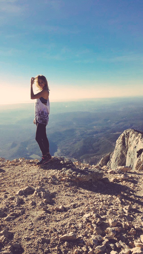 SaraAngeOff's tweet photo. Journée de ouf à la Sainte Victoire! Vive le sport et bonne fin de weekend à vous ❤️ bisous les loulous https://t.co/k5Eun0gAt4
