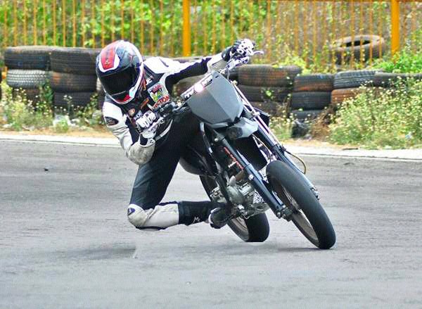 TrialGameID's tweet photo. Gaya balap supermoto bisa dilakukan dgn cornering seperti road race saat melewati sudut lintasan. #TrialGame2015 https://t.co/0yRwXBqj9e
