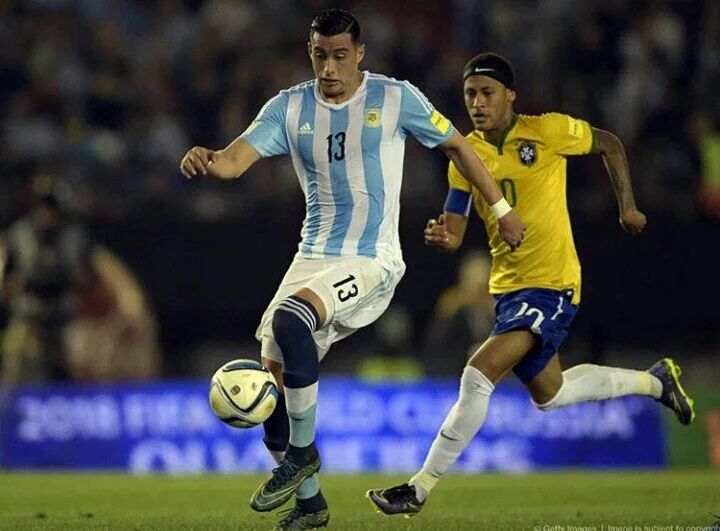 SoyArgen's tweet photo. Una estrella del fútbol mundial. Y Neymar corriendo atrás de él https://t.co/9HEKBTImR5