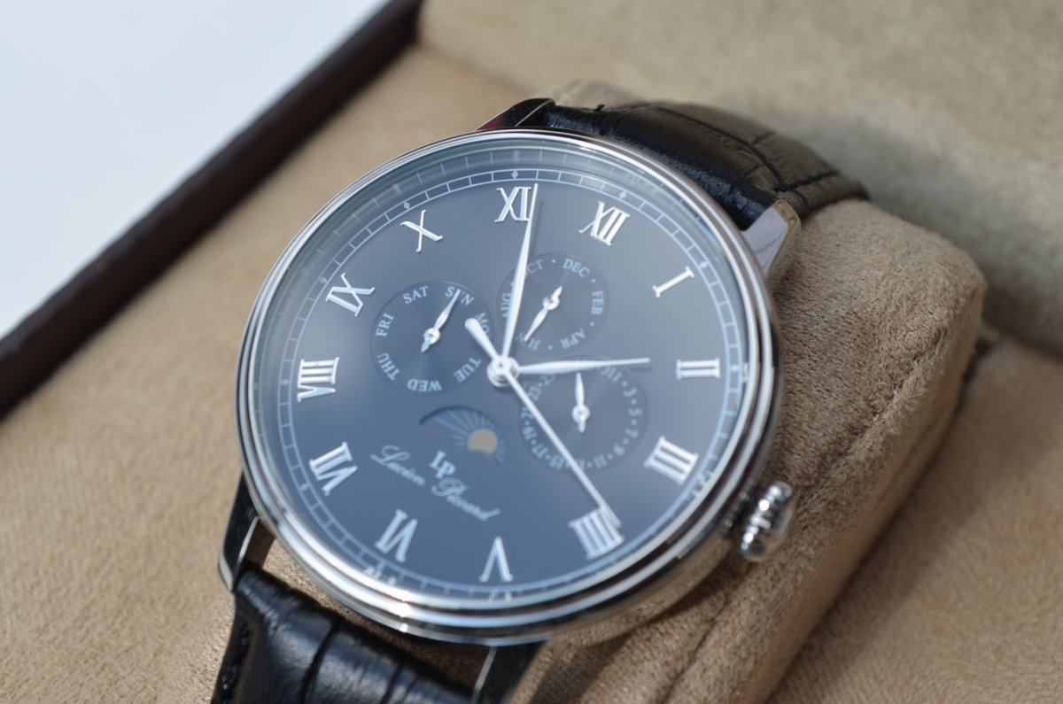 WatchShowroom tweet picture