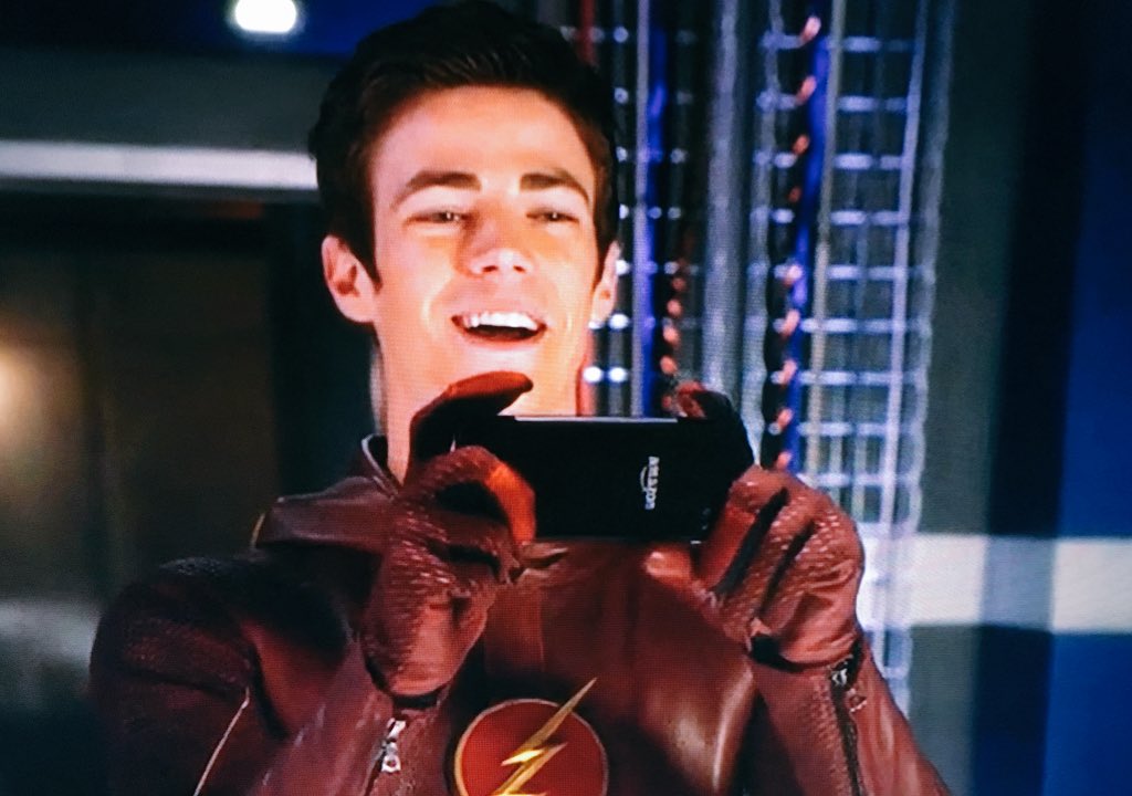 juniornannetti's tweet photo. Pasmem: The Flash usa o #AmazonFirePhone! Só ele, na verdade, ninguém mais. 😜😁👍🏼 #fail #tech #smartphone #joke https://t.co/axwohecmOd