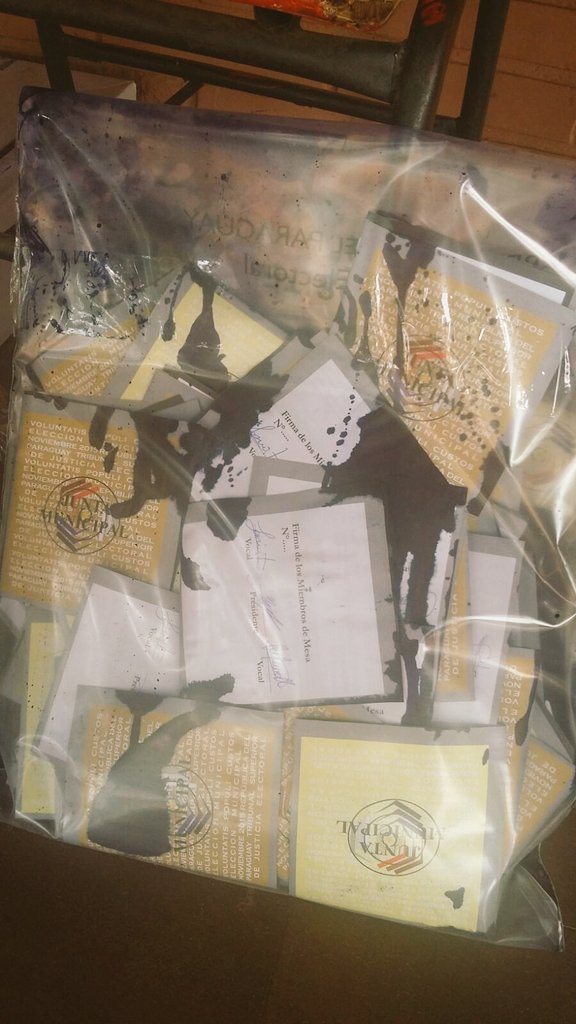 Mesa 5 del Col. Ocampo de Lambaré. Apoderado de la ANR (funcionario municipal) derrama tinta en las urnas. Vale todo
