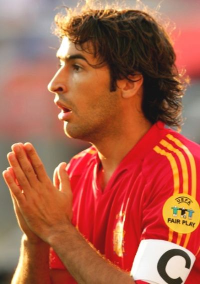 Raul7Capitan7's tweet photo. Raúl se retira hoy como profesional, pero la Leyenda del '7' ya es eterna... Eterno Raúl. #GraciasRaúl https://t.co/d6kQO6XjGY