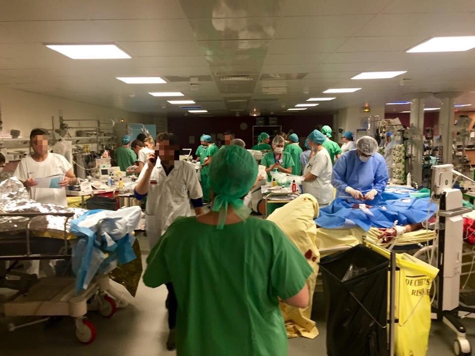 Jerem_MD's tweet photo. Hôpital Saint-Louis à Paris dans la nuit du 13 au 14 novembre 2015... Hommage aux équipes de l'#APHP https://t.co/ptJdjnirBT
