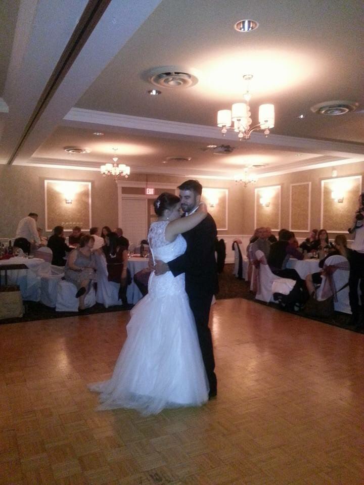 Amanda11522750's tweet photo. Mr. And Mrs Becker....officially!!!!  First dance @Wonderingin3 https://t.co/EtcLfqdKcw