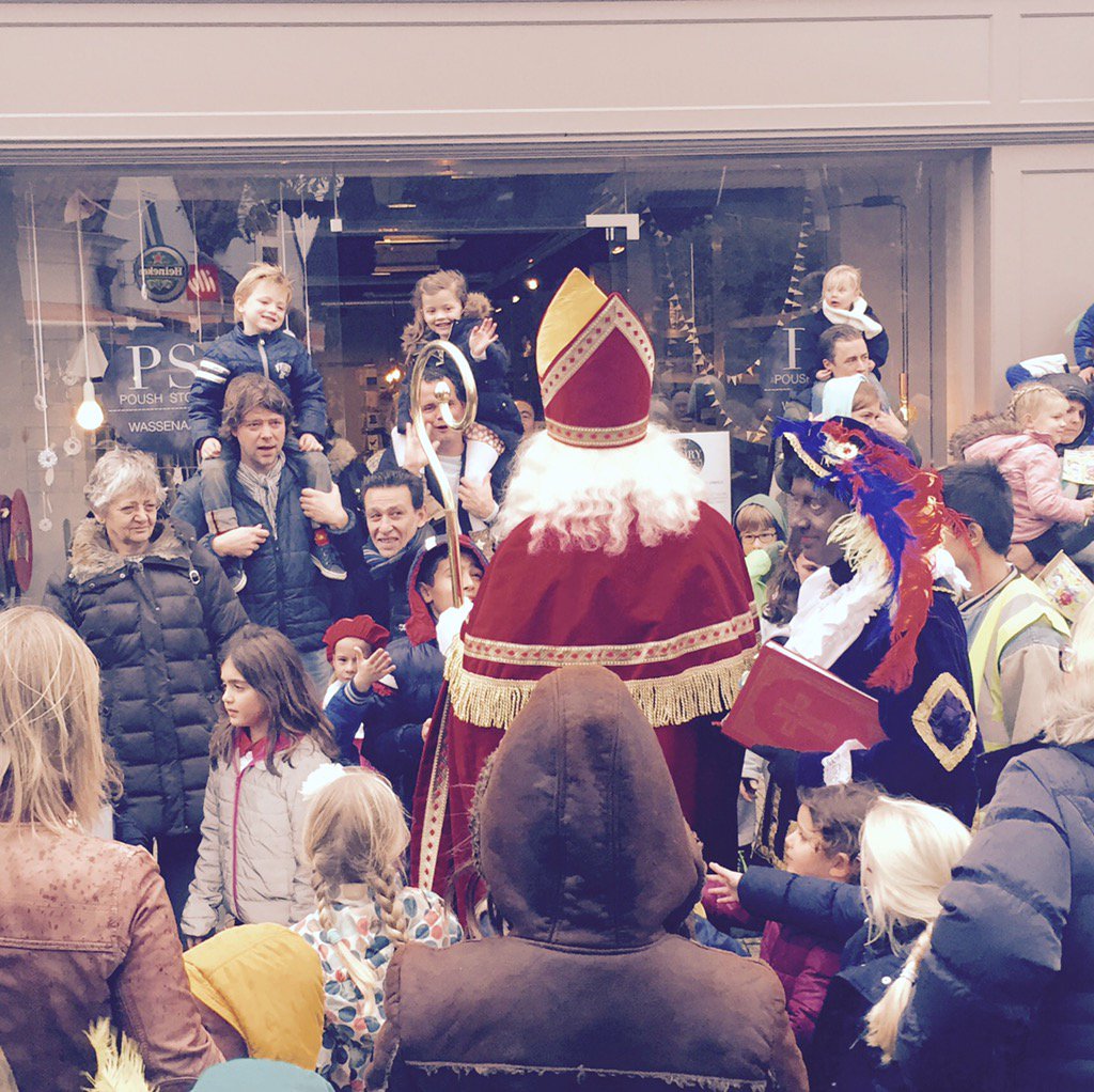 PoushNL's tweet photo. De Sint voor onze #poushstore #Wassenaar. Wat een feest! En de store was open, dat vonden vele mamma's fijn ;-) https://t.co/E3lLL8GiAk