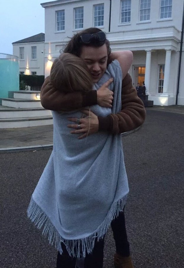 defencelesshesc's tweet image. Rt/fav if you think i deserve hug him some day😇💕