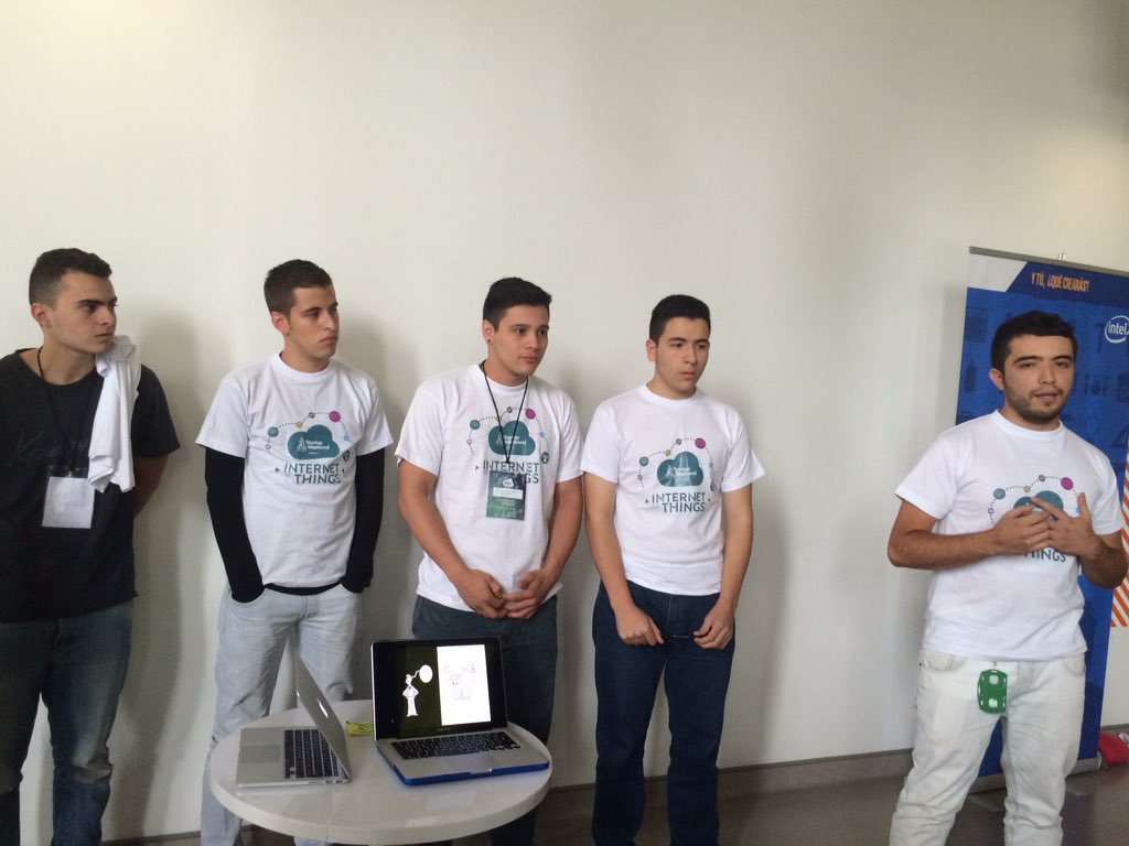 Animalkit - Alimenta, hidrata, monitorea y jugar con tu mascota en tiempo real. #SWMedellin #GSB2015