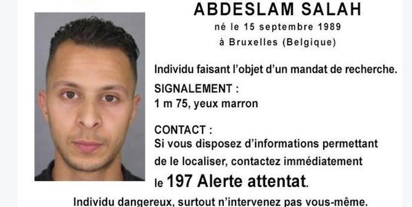 Help het opsporingsonderzoek naar deze verdachte van aanslag #Parijs en retweet deze foto massaal! #ParisAttacks