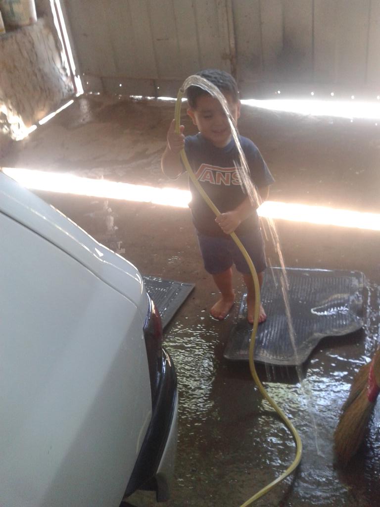 beki_tjz's tweet photo. Lavando el Auto hoy #Shopingg https://t.co/OLAgGQcgxs
