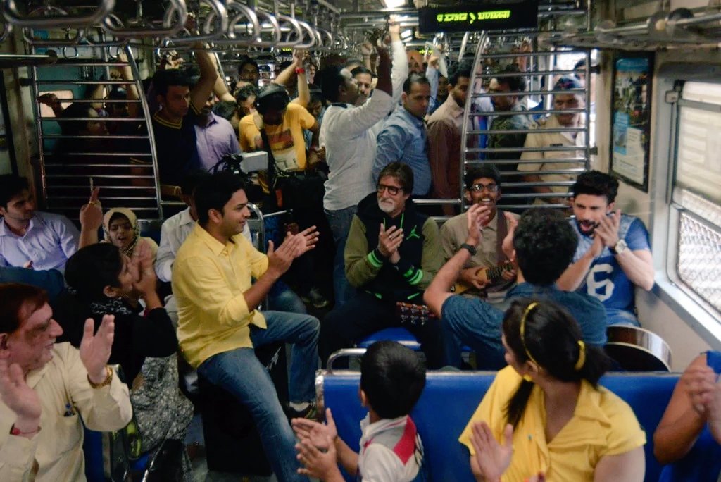 BollywoodF's tweet photo. Amazing!! Amitabh Bachchan travels in local train to support Cancer. https://t.co/HhXsnU78kK