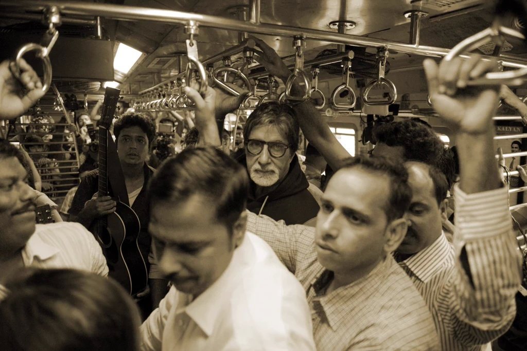 Amazing!! Amitabh Bachchan travels in local train to support Cancer.