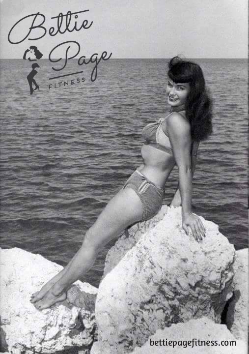 What do you think... was Bettie setting up for some triceps dips here? ;) 
#bettiepagefitness #bodypositive