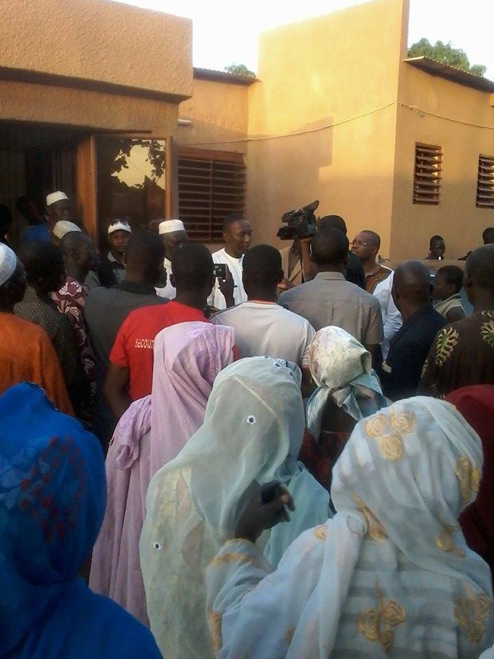 yacyneka's tweet photo. Le candidat Natama á Darsalamy chez le chef pour lui presenter ses hommages. #lwilivote #Burkina #jbn2015 https://t.co/3wmKj66s8B