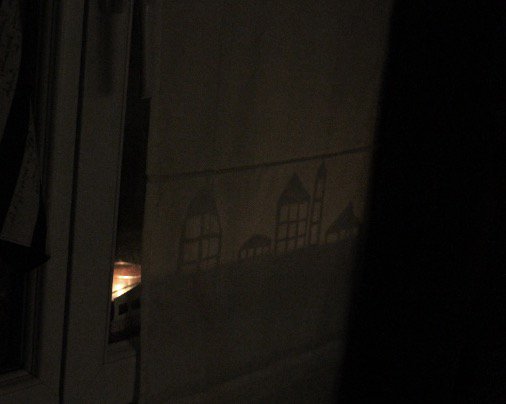 GinieGif's tweet photo. Une bougie à la fenêtre #AttentatsParis https://t.co/b5PcWn46hG