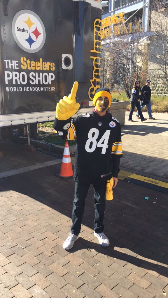 michaelcloke11's tweet photo. Some pics from the game @steelers!  @AntonioBrown84 @DeAngeloRB #AllTheWayFromCali #Dedicated #DieHard https://t.co/6212losUe7