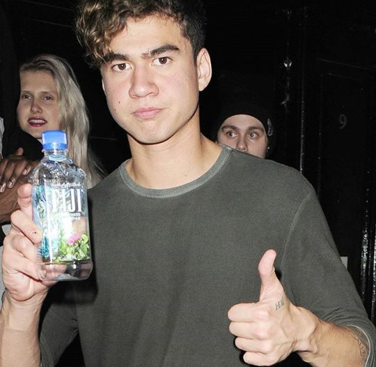 mepasodelaraya's tweet photo. Tweeting 15 Calum pics
1 rt = 1 vote
 #MTVStars 5 Seconds Of Summer https://t.co/ELXrMGUhkq
