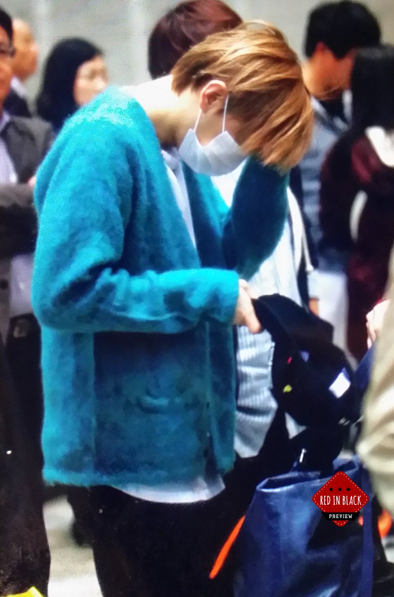 REDinBLACK89's tweet photo. 151116 김포 출국 #현승 모자 갈아쓰긔!!! https://t.co/VHW71hPgWA