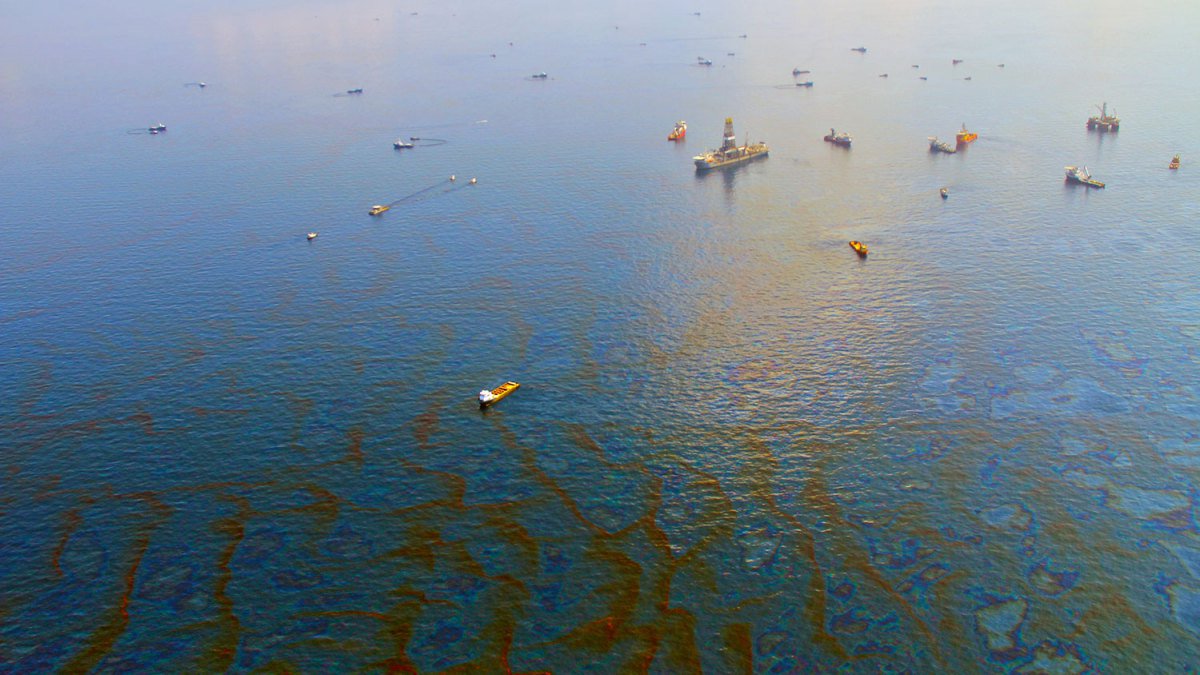 grist's tweet photo. Chemicals used in oil spill cleanup made Gulf disaster worse https://t.co/IykqNoQJ9o https://t.co/PUiKnVC51Q