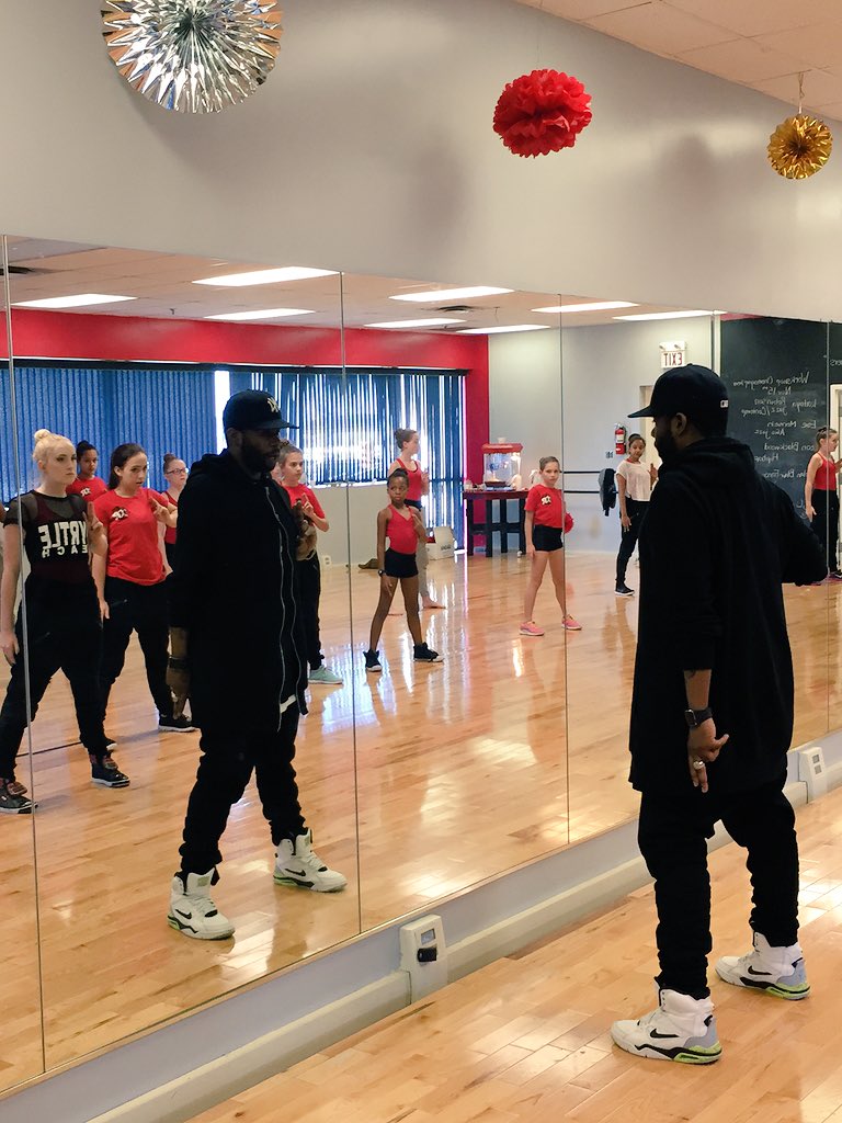 ReleverDance's tweet image. Leon Blackwood is in studio now teaching our dancers some Hip Hop! #DanceWithRelever #BurlON