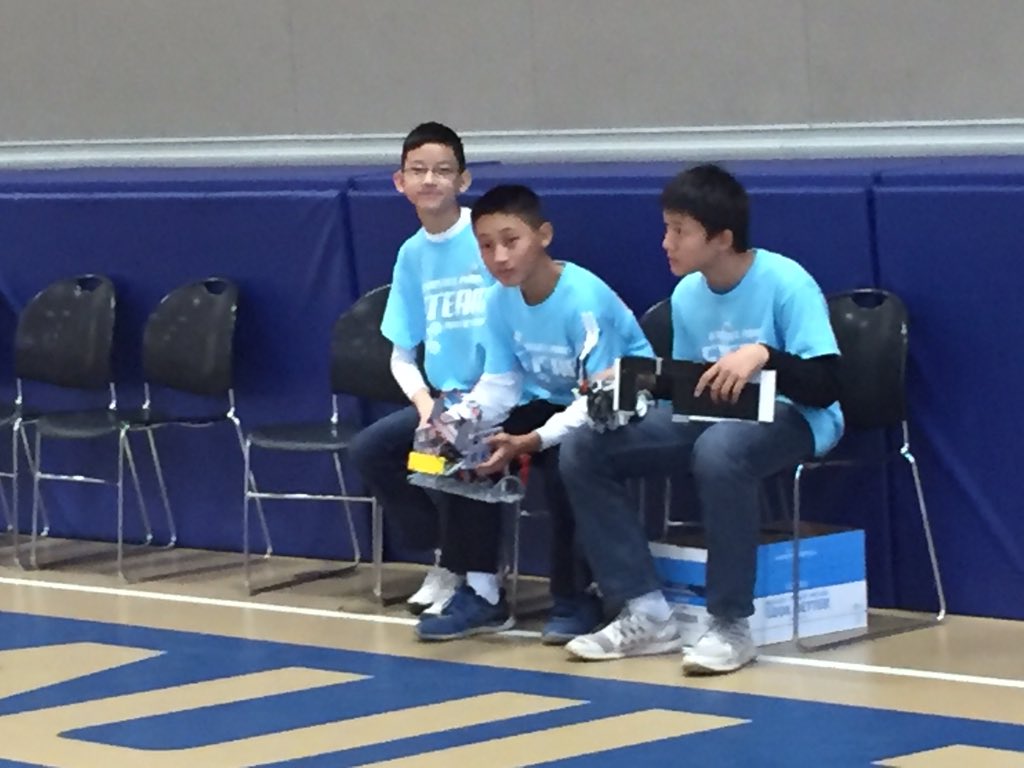 techknowlogic1's tweet image. Getting ready for our practice round! #orangefll2015 #trashtrek Representing @ParksJrHigh!