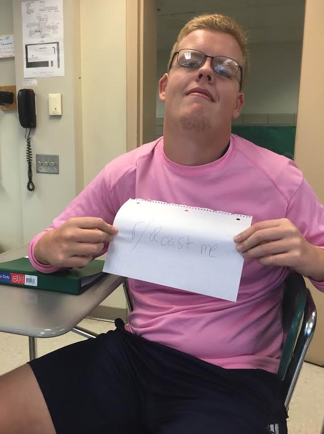 blessedjokes's tweet photo. This guy be looking like a thumb thumb #rekt #savage #roasted 👍🏼👍🏼 https://t.co/UKc4jN0qa0
