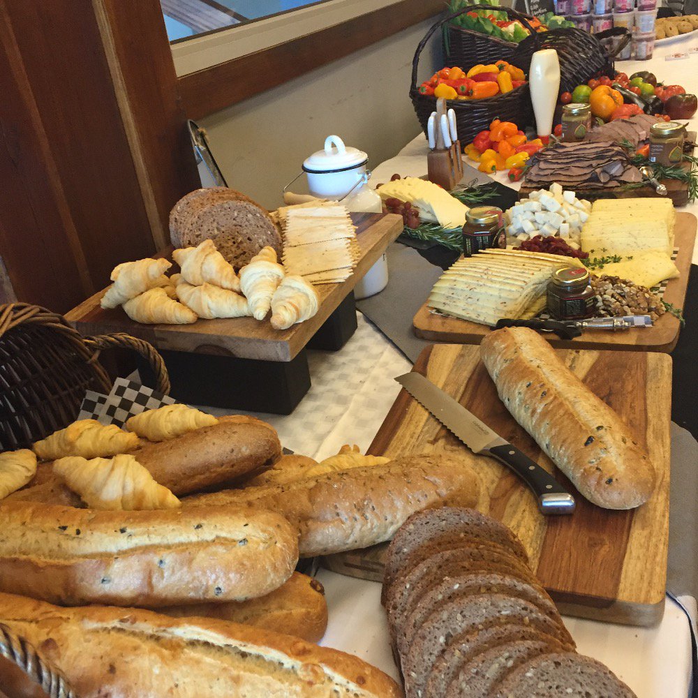 AvalonDairy's tweet image. Our VIP Day @EcoDairy ... amazing food from @HopcottFarms @TavesFarms @traceycakescafe @jillyvs #AvalonTeaceable