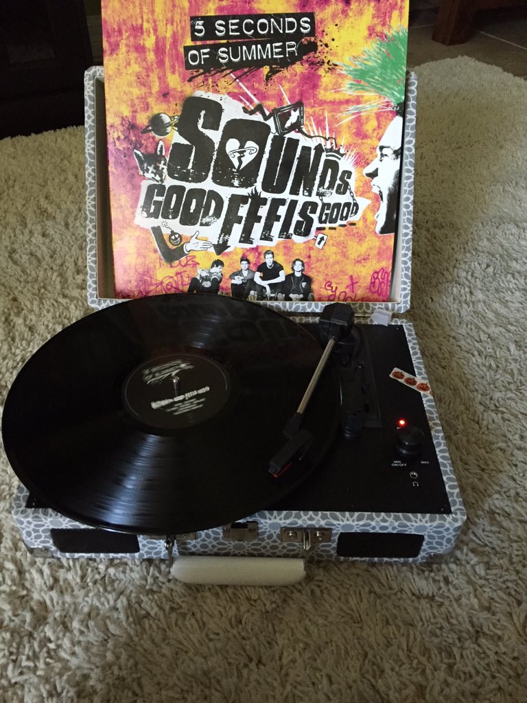 80sWaffle's tweet photo. Sounds Good Feels Good @5SOS @Michael5SOS @Luke5SOS @Calum5SOS @Ashton5SOS Buy It on Vinyl and iTunes like me❤️ https://t.co/geMsI8n1AV