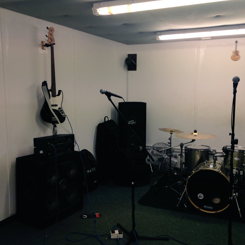 OneDayRocket's tweet image. Decent practice tonight for the waterfront tomorrow with @LIKETORCHESBAND and @GrumbleBeeUK Can't wait!