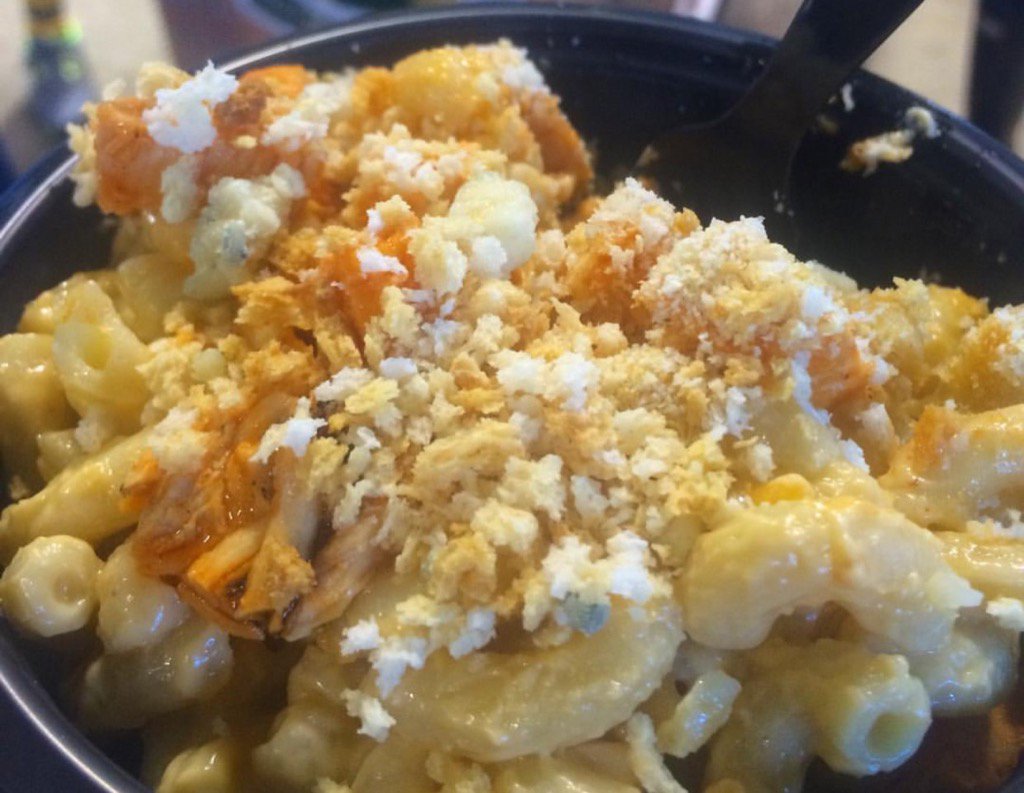 darrenrovell's tweet photo. Buffalo Chicken Mac &amp; Cheese at Lambeau Field today (via @jenniebrand) https://t.co/qw4JYQYNLB