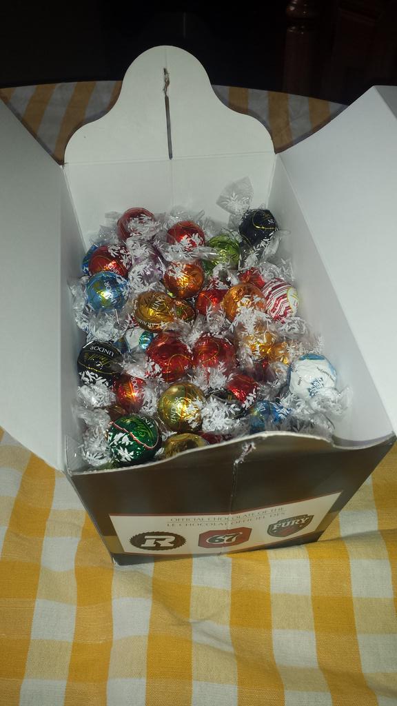 evo_mather's tweet photo. If you've ever wondered what 300$ worth of lindor chocolates look like.... https://t.co/mwTYQKa9Wp