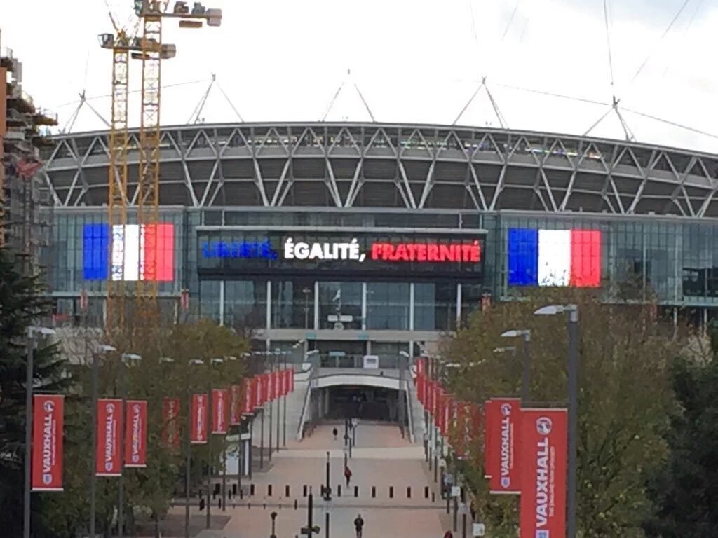 valchamakh's tweet photo. Wembley rend hommage #PrayForParis https://t.co/lVfc3iCAKK