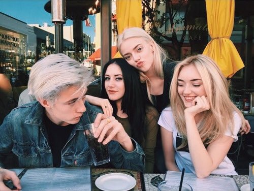 pceflorence's tweet photo. Me: *gets vaguely uncomfortable when they don't seat me next to my sister* 😞 https://t.co/oB2Yq8EiOz