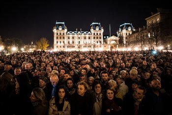 LaVanguardia's tweet photo. DIRECTO #París | La gente reunida a las afueras de la catedral de Notre Dame https://t.co/0Ws3UctDBg https://t.co/cZRdNcQVmE