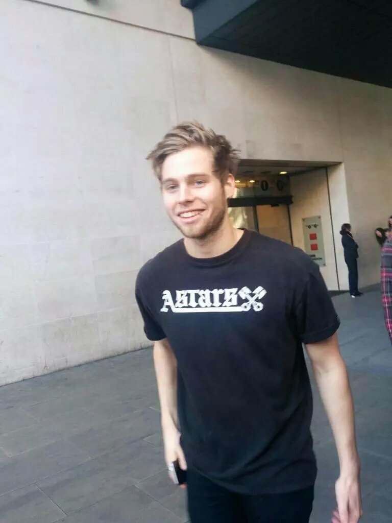 kindacece's tweet image. I'm going to tweet 50 pictures. If each tweet gets 10 rts that's 500 votes #MTVStars 5 Seconds of Summer 19/50