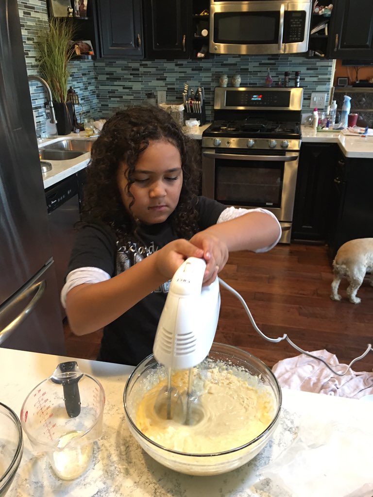 JasonAmadori's tweet photo. Making apple Carmel cup cakes with my daughter showing her how to bake a little 😀 https://t.co/JKwIwDsxHu