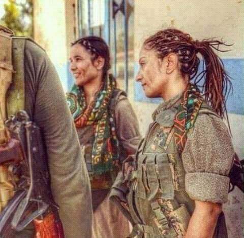 Servanameed's tweet photo. "Şirin kavalım
Seher ayazında
Aksam alacasında
Yalnızların arkadaşı
Kırık kalplerin yoldaşısın"
#YPJ #Şewbaş https://t.co/y85pM5r0RK