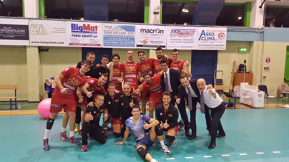 TonnoCallipoVol's tweet photo. #A2MVolley Si festeggia a fine partita! @casoli_cristian @celloforni @3davidemarra @checcocorrado @grazy996 #govibo https://t.co/klOqRtMkAY