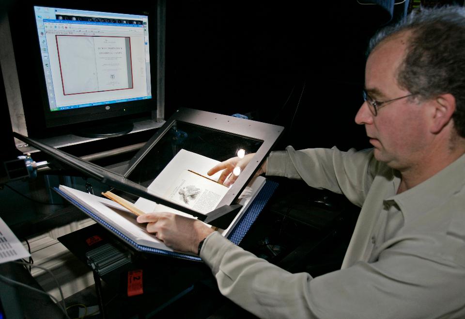 PiqlItalia's tweet photo. "@ForbesTech: Are smartphones the key to digitizing the world's libraries? https://t.co/prSRLHDiEv https://t.co/pxAs4GPNB4"